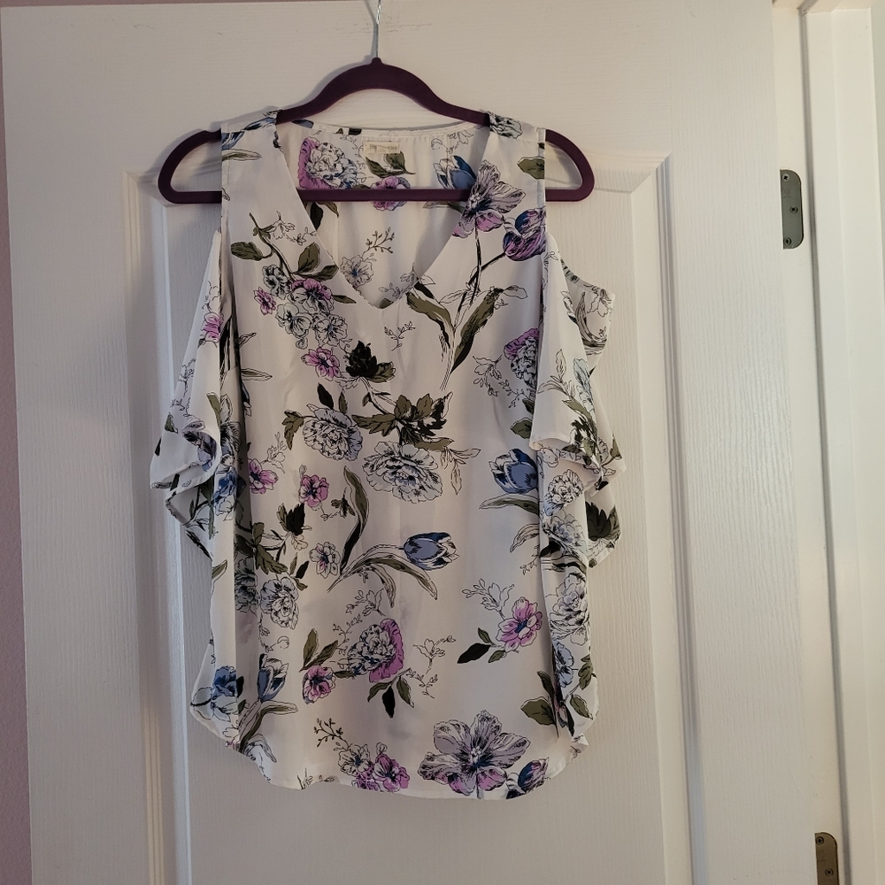 Jennifer & Grace XL V neck Cold Shoulder Floral Top